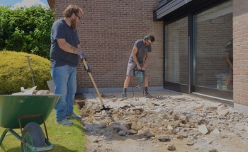 Uitbreken en afvoeren van het oud terras